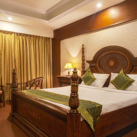 Treebo Trend Grand Plaza Nampally Hyderabad Exteriör bild