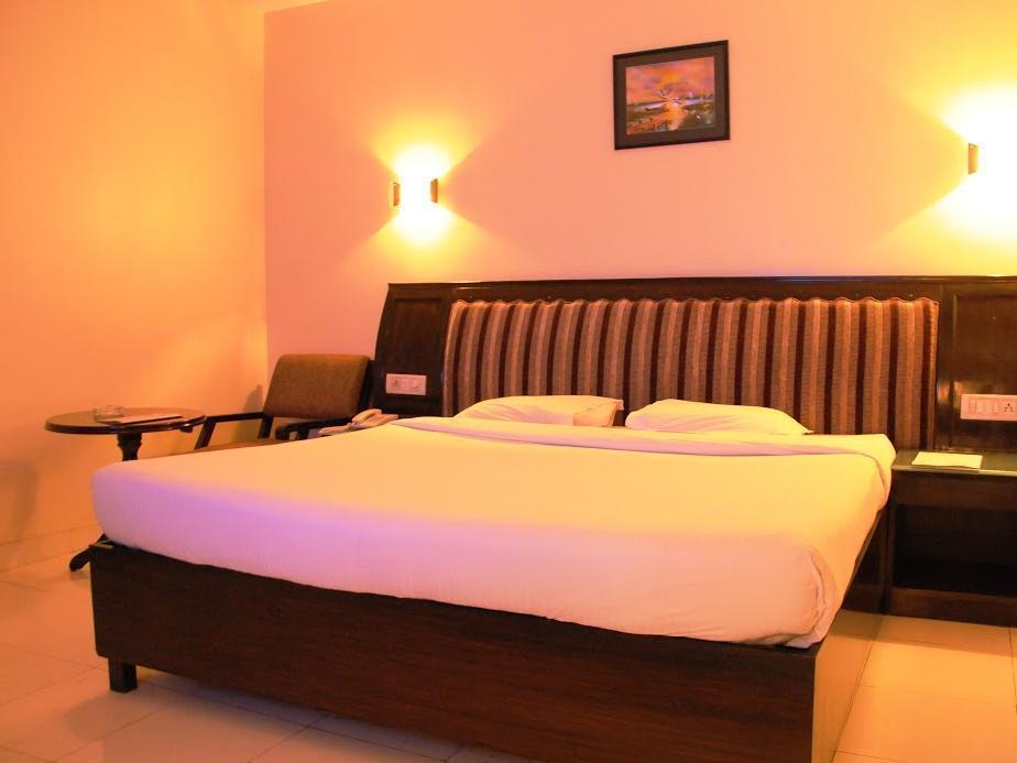 Treebo Trend Grand Plaza Nampally Hyderabad Exteriör bild