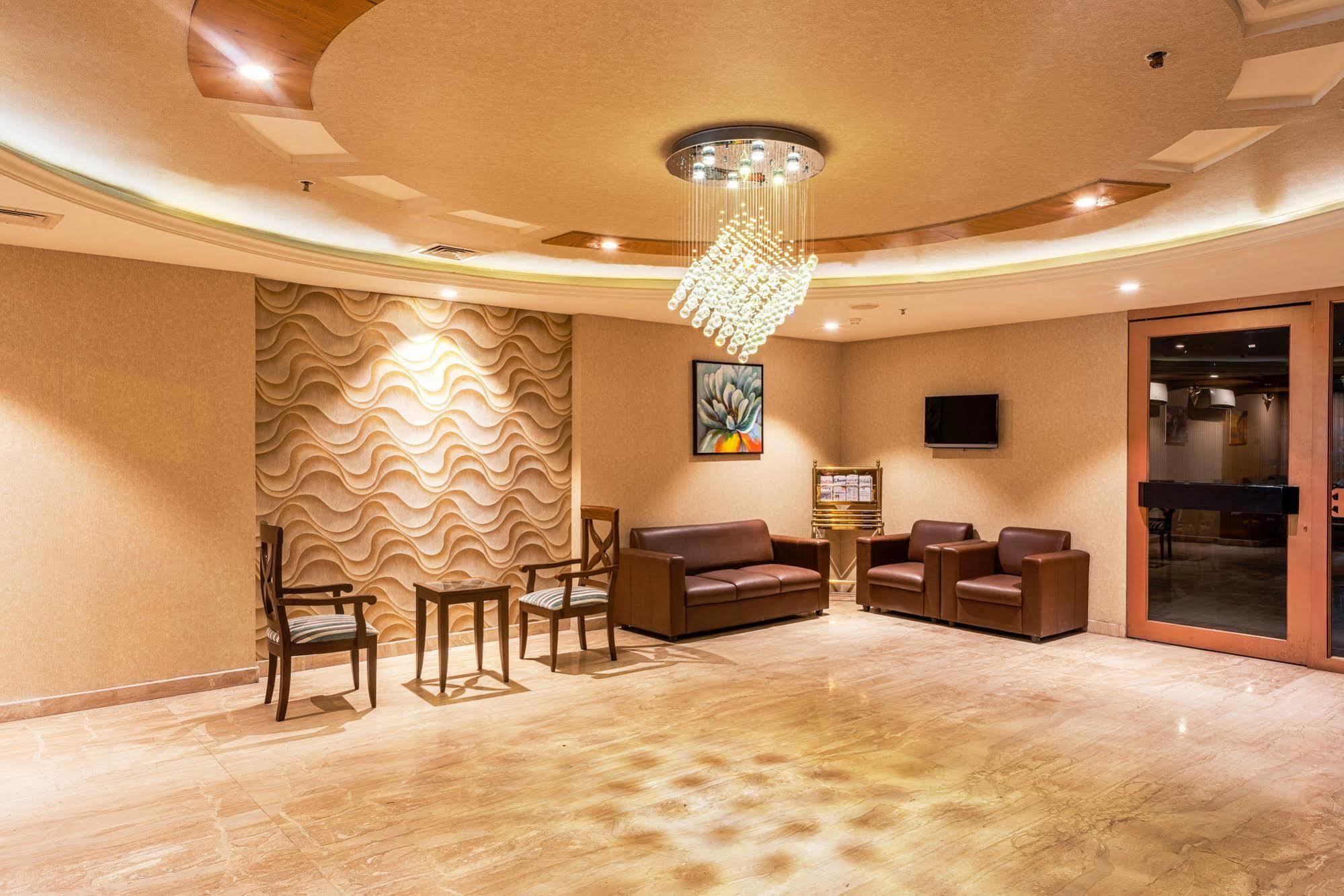 Treebo Trend Grand Plaza Nampally Hyderabad Exteriör bild