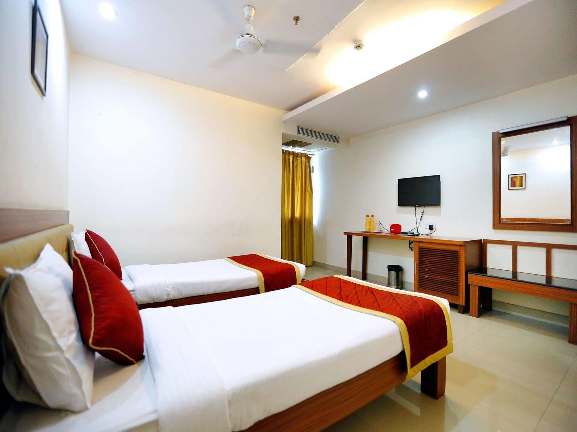Treebo Trend Grand Plaza Nampally Hyderabad Exteriör bild