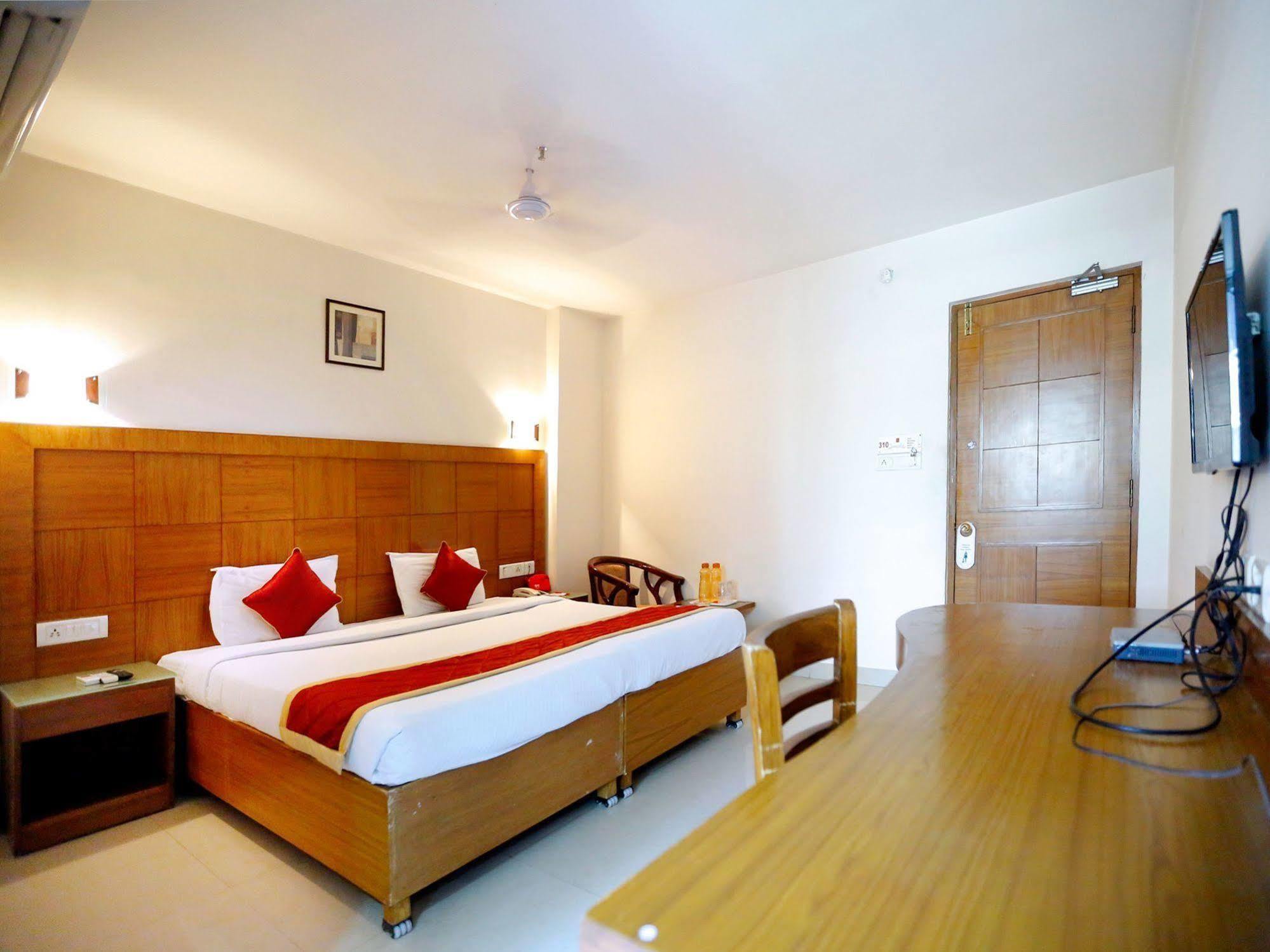 Treebo Trend Grand Plaza Nampally Hyderabad Exteriör bild