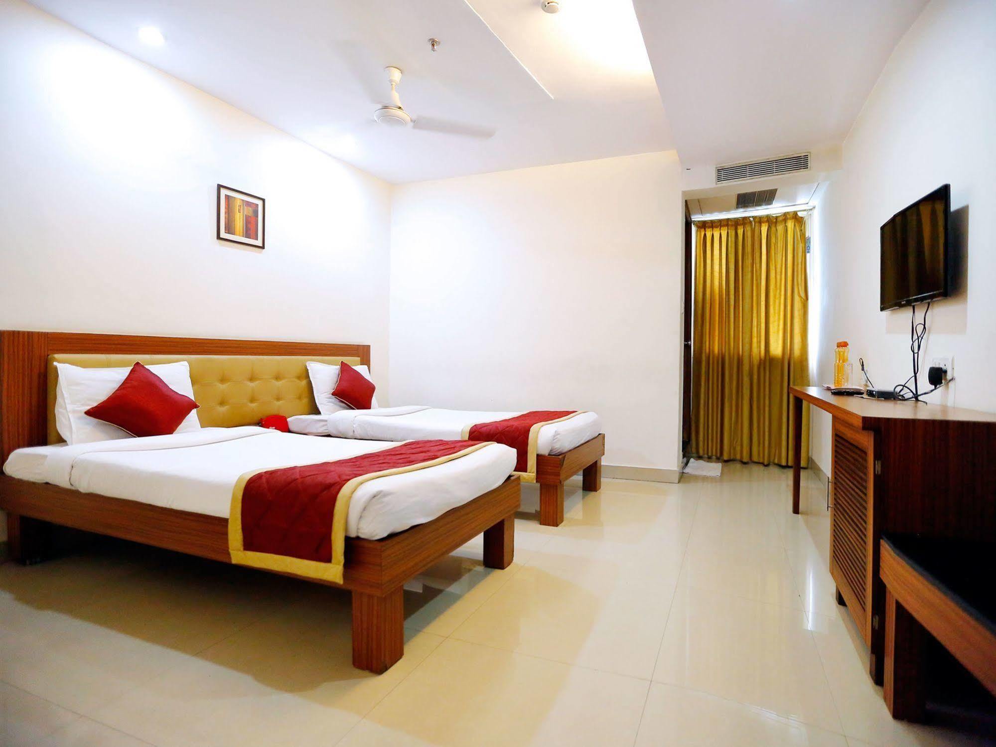 Treebo Trend Grand Plaza Nampally Hyderabad Exteriör bild