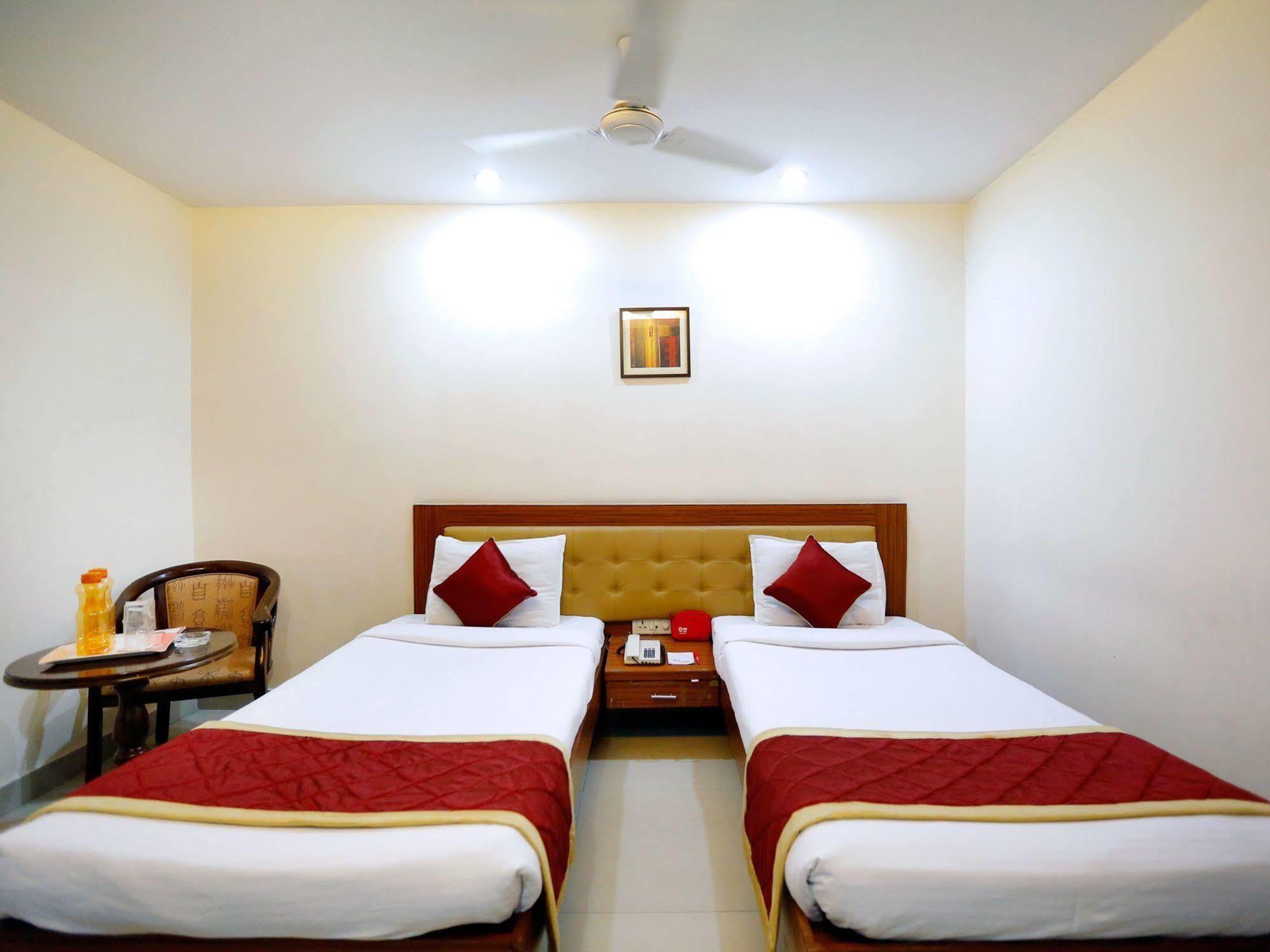 Treebo Trend Grand Plaza Nampally Hyderabad Exteriör bild