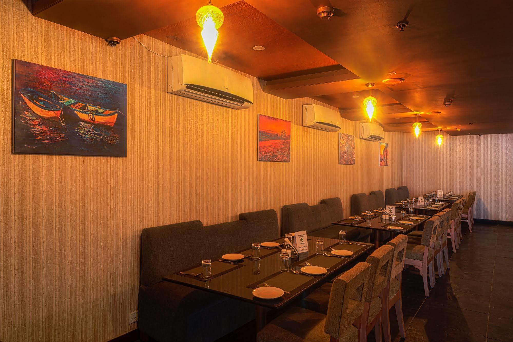 Treebo Trend Grand Plaza Nampally Hyderabad Exteriör bild